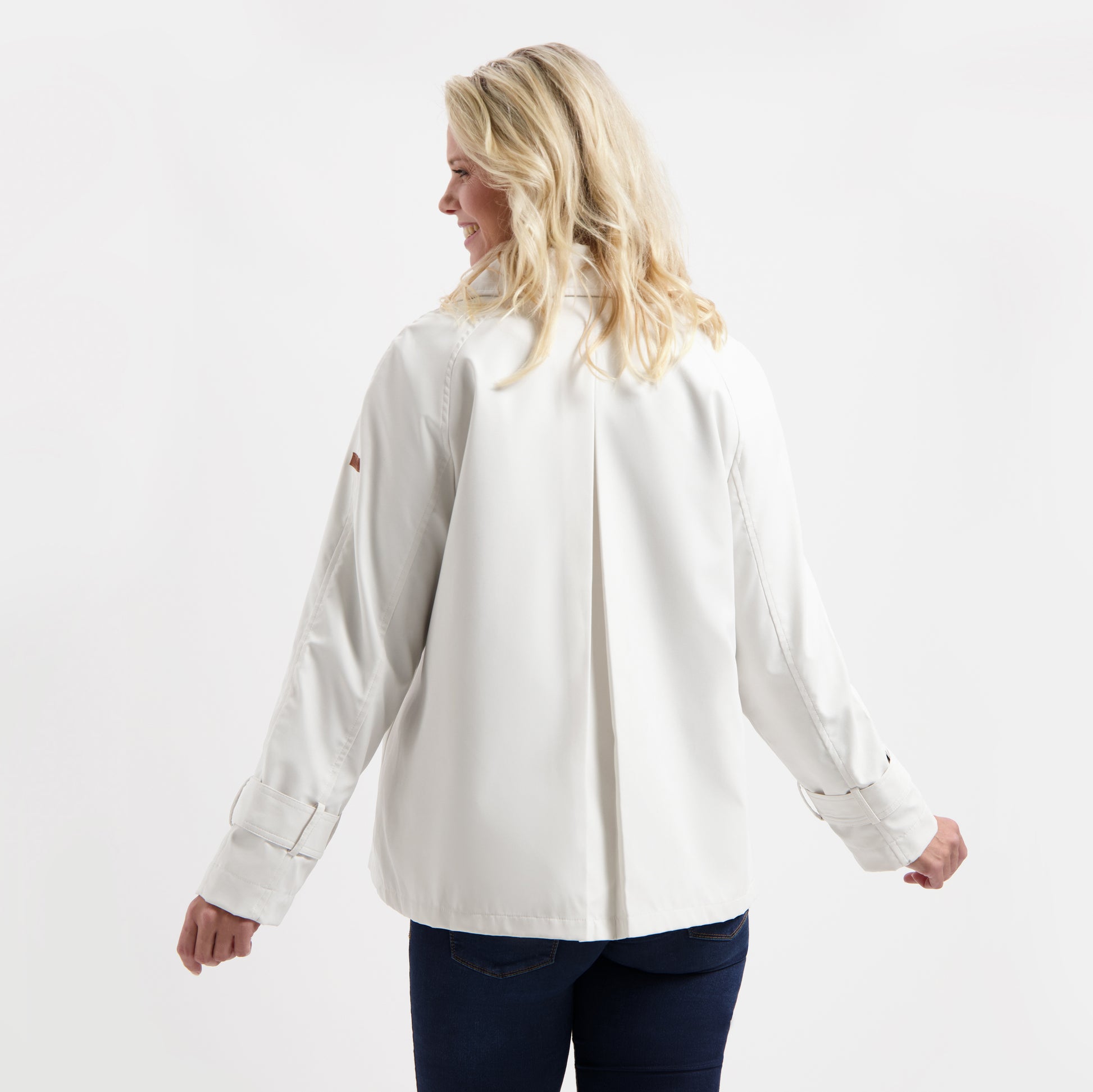 Charlie Off white MV